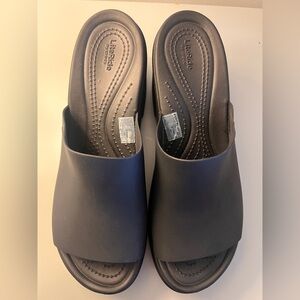 Crocs Women's Brooklyn Heels Heeled Sandal.its new but no tag